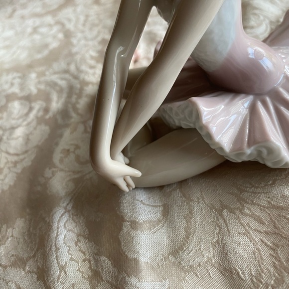 RETIRED 2007 ‘GRACEFUL POSE LLADRO’ PORCELAIN FIGURINE-Item#01006174 - Picture 6 of 7